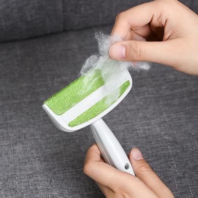 Compact brush for cleaning wool from clothes and furniture 00080 photo